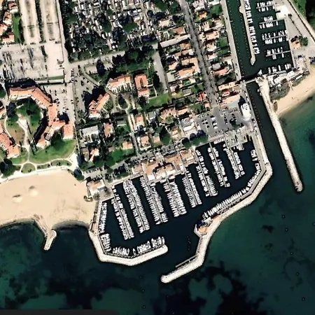 Pitou, Piscine Chauffee, 200m