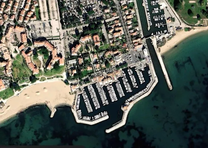 Pitou, Piscine Chauffee, 200m