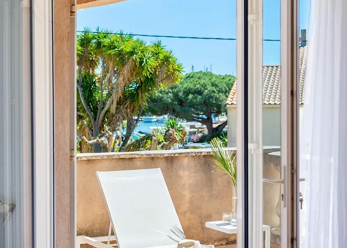 Pitou, Piscine Chauffee, 200m La Londe-les-Maures